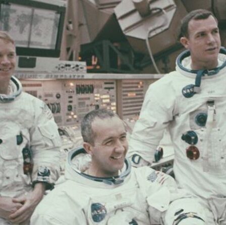 Observation d'OVNI en forme de cigare dressé par un astronaute de la NASA - " Tourné alors que le poteau sortait "