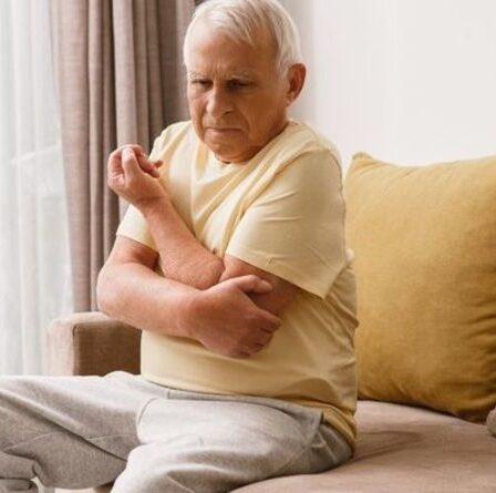 Pension d'État: les Britanniques peuvent recevoir jusqu'à 358 £ par mois pour des douleurs articulaires ou d'autres affections