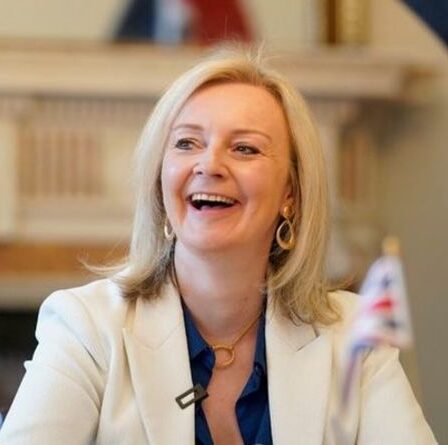 Petty Remainers accuse Liz Truss de MENTIR sur l'explosion du commerce des pommes en Inde après le Brexit