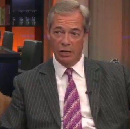 « Peut être 30 000 – je ne plaisante pas ! »  Nigel Farage prédit une vague de passages de migrants sur GB News