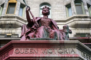 Pourquoi les Canadiens démolissent-ils les statues de la reine?  Indignation alors que la reine est renversée