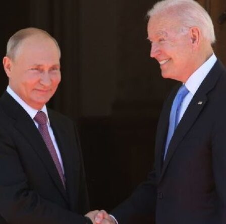 Poutine tend la main de ses alliés à Biden alors qu'il "offre des bases russes pour espionner les talibans"