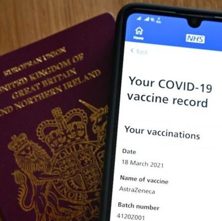 Puis-je partir en vacances si j'ai le vaccin AstraZeneca ?  Comment vérifier le numéro de lot