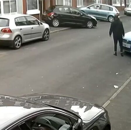 REGARDER: Une voiture d'horreur s'écrase dans une maison provoquant la panique dans une rue résidentielle