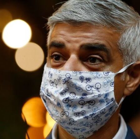 Rangée de masques: Sadiq Khan mis en place sur la règle obligatoire du tube - "Comment allez-vous faire respecter?"