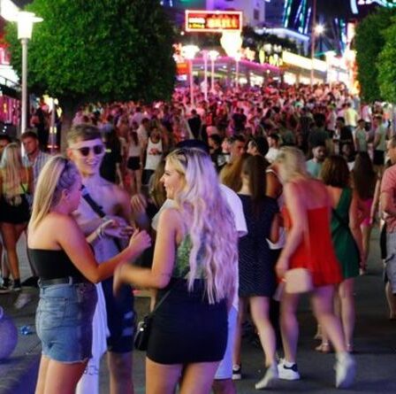 Répression des voyages: la police armée patrouille les points chauds des vacances espagnoles alors que les Britanniques reviennent cet été