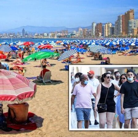 Répression touristique de Benidorm: le point chaud des vacances en Espagne est fixé pour un couvre-feu nocturne alors que les cas de Covid augmentent