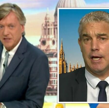Richard Madeley fait des brochettes à Barclay dans Priti Patel en prenant la rangée des genoux "Répondez à la question"