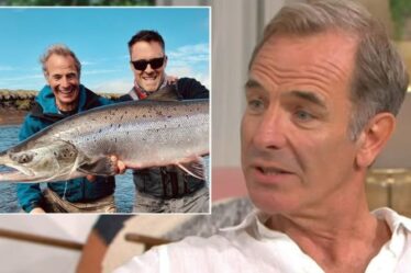 Robson Green s'exprime alors qu'il attrape du saumon sauvage de l'Atlantique "Ne tuez pas les poissons que vous ne pouvez pas manger"