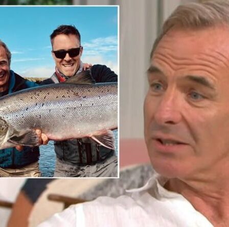Robson Green s'exprime alors qu'il attrape du saumon sauvage de l'Atlantique "Ne tuez pas les poissons que vous ne pouvez pas manger"