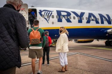 Ryanair imposera l'utilisation de masques faciaux « indépendamment » alors que le gouvernement assouplit les règles