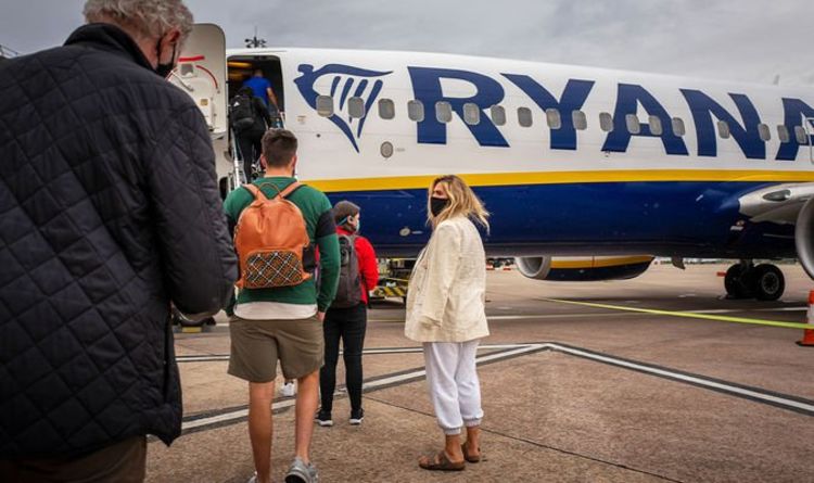 Ryanair imposera l'utilisation de masques faciaux « indépendamment » alors que le gouvernement assouplit les règles