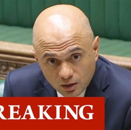 Sajid Javid s'excuse et supprime un tweet après avoir dit que les gens ne devraient pas se « recroqueviller » devant Covid