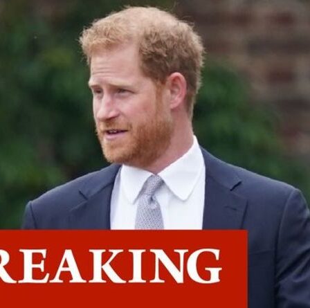 Sortez-moi d'ici! Harry repéré à Heathrow alors que Duke se précipite aux États-Unis pour être avec Meghan