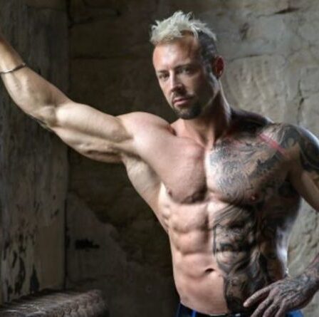 Superfit, 47 ans, avec un corps la moitié de son âge, dit qu'il "se pense jeune"