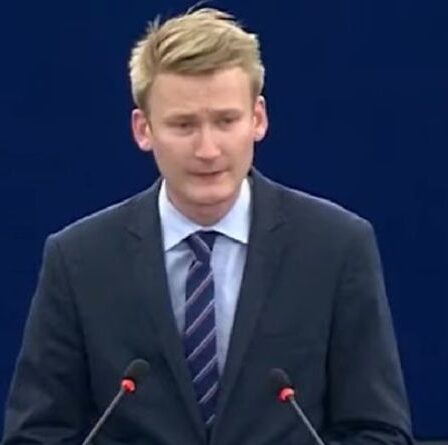 « Sur quelle planète vis-tu ?! Le chef de Bruxelles atterré alors que l'eurodéputé danois éclate en colère