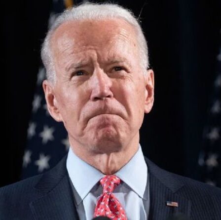 'Tetchy' Joe Biden fustige ENCORE le journaliste alors qu'il refuse de répondre à la question de Covid