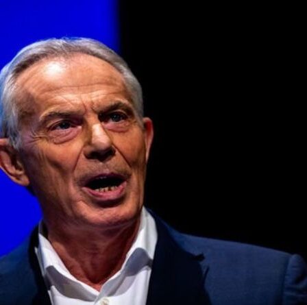 Tony Blair demande à Boris Johnson d'abandonner l'ordonnance d'auto-isolement pour double piqûre