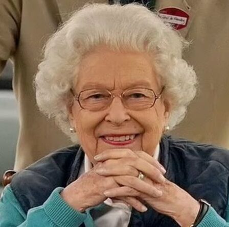 Tout sourire! Beaming Queen a l'air ravi d'être de retour au Windsor Horse Show pour le troisième jour