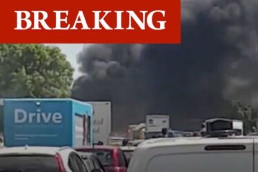 Trafic M4 le plus récent: chaos M4 près de Swindon alors qu'un camion est en feu - de la fumée remplit l'horizon