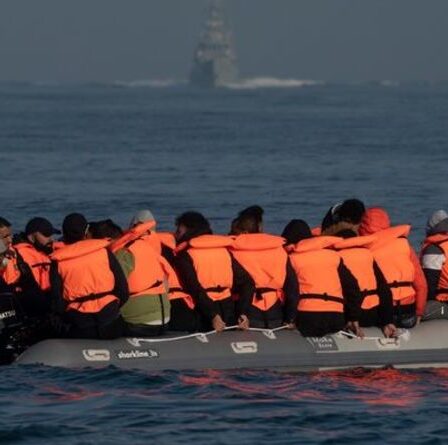 Traversée de la Manche : la police rachète de petits bateaux pour endiguer le flux de migrants en provenance de France