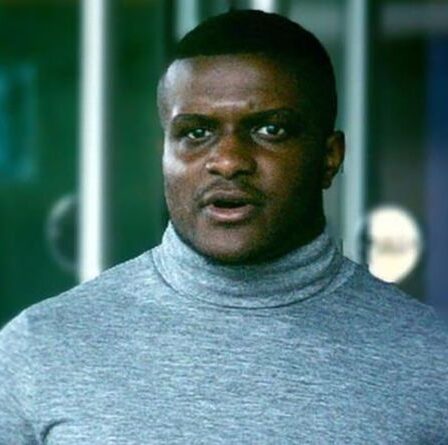 Un footballeur professionnel sanglote devant le tribunal alors qu'il est reconnu coupable d'avoir violé des écolières