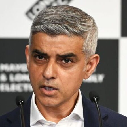« Un seul homme détruisant le ballon » Sadiq Khan est qualifié de « hors de contact » après un demi-tour après une énorme charge