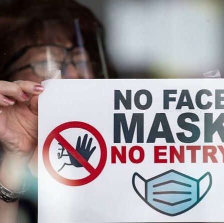 « Un vrai bordel ! »  Les entreprises fustigent les ministres pour avoir fait volte-face sur les règles de Covid – « messages mitigés »