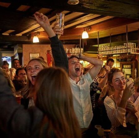 Une bagarre d'horreur dans un bar espagnol voit un père écossais "coupé" au visage après la défaite de l'Euro 2020