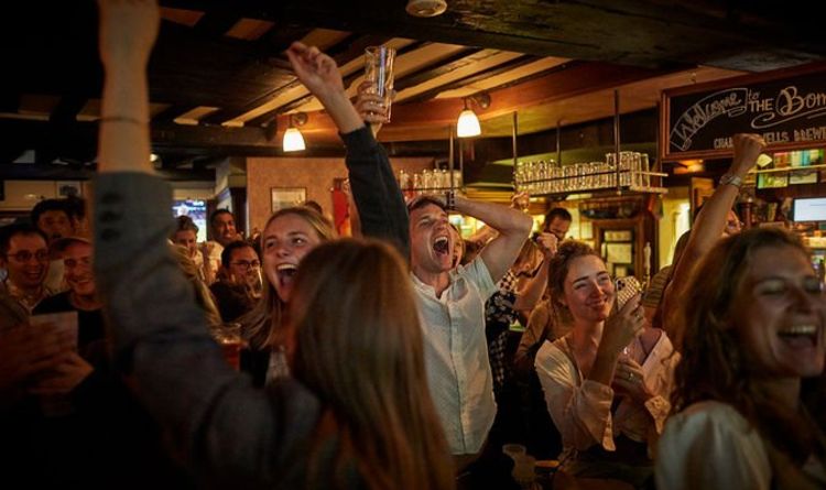 Une bagarre d'horreur dans un bar espagnol voit un père écossais "coupé" au visage après la défaite de l'Euro 2020