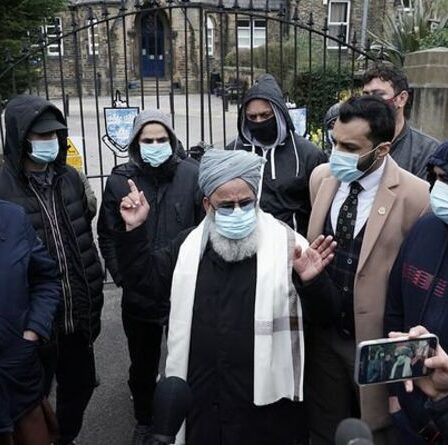 Une collecte de fonds pour un enseignant caché après avoir montré un dessin animé de Muhammed en classe atteint 50 000 £