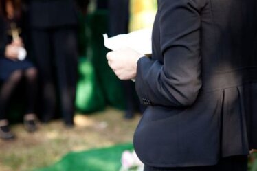 Une mère en deuil forcée d'interrompre l'éloge funèbre de sa fille lorsque le fiancé énumère ses " défauts "