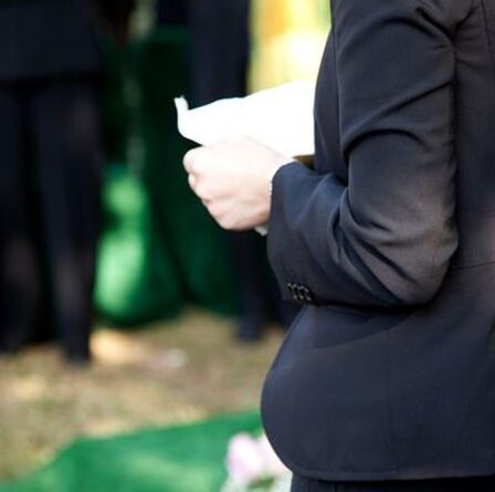 Une mère en deuil forcée d'interrompre l'éloge funèbre de sa fille lorsque le fiancé énumère ses " défauts "