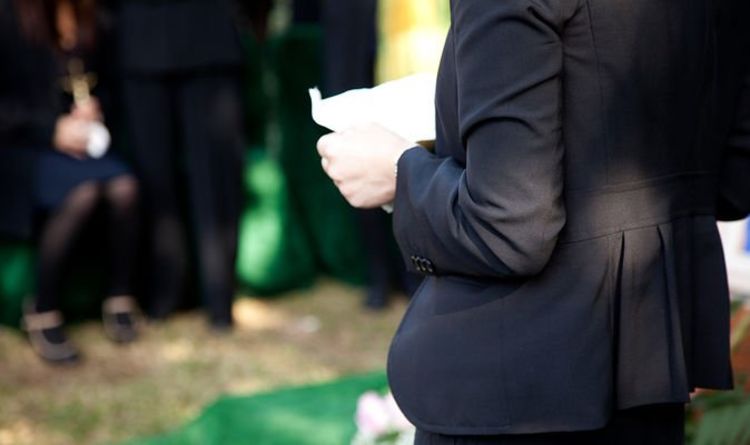 Une mère en deuil forcée d'interrompre l'éloge funèbre de sa fille lorsque le fiancé énumère ses " défauts "