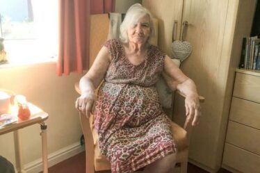 Une personne atteinte de démence, 90 ans, attend une ambulance avec une fracture présumée de la hanche pendant 17 heures