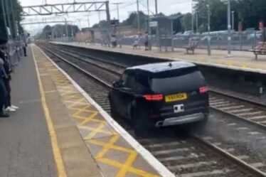 Une voiture roule sur une voie ferrée pour échapper à la police dans une poursuite d'horreur – deux policiers blessés – VIDEO