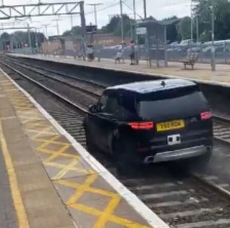 Une voiture roule sur une voie ferrée pour échapper à la police dans une poursuite d'horreur – deux policiers blessés – VIDEO