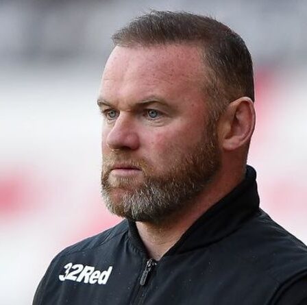 Wayne Rooney photographié pour la première fois depuis que la police a appelé pour des photos controversées