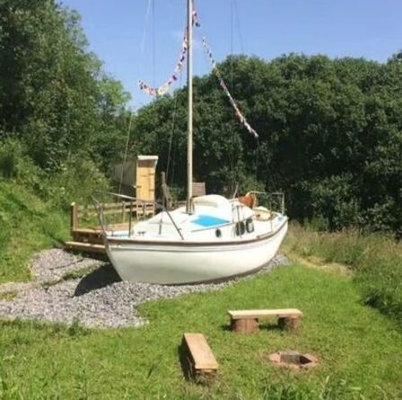 Yacht amarré dans la campagne de l'ouest du Pays de Galles ouvert pour les séjours de vacances