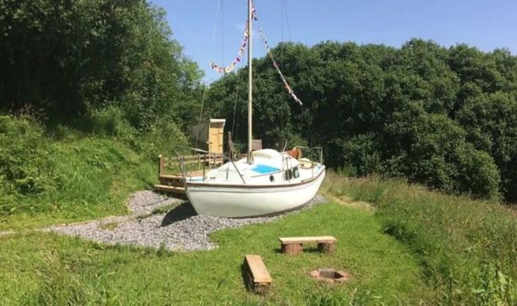 Yacht amarré dans la campagne de l'ouest du Pays de Galles ouvert pour les séjours de vacances