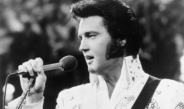 King : Elvis lors d'une de ses performances
