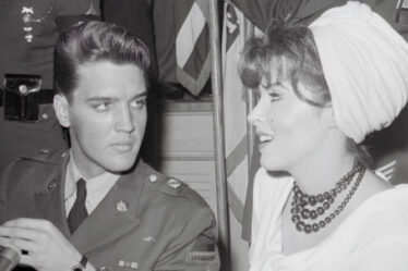 Elvis Presley a été laissé «rougir» après une question «suggestive» lors d'une conférence de presse