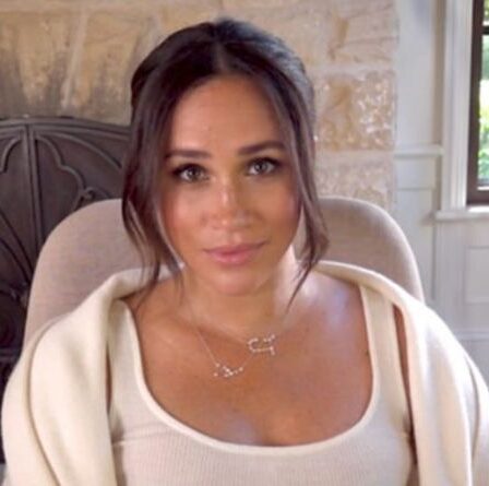 Meghan Markle repérée avec du cristal symbolisant les FIN lors du message d'anniversaire