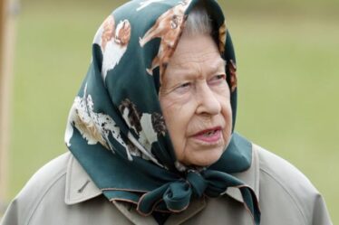 La reine Elizabeth II "a placé la monarchie en premier" au milieu des retombées de Harry et Meghan