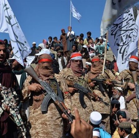 Les États-Unis envoient des B52 pour bombarder les talibans après l'humiliation de Joe Biden - chute d'une grande ville afghane