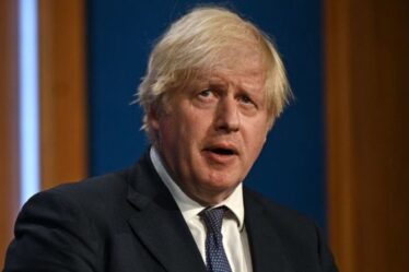 Boris exhorté à supprimer la TVA sur les tests Covid pour économiser des centaines de livres aux Britanniques en vacances