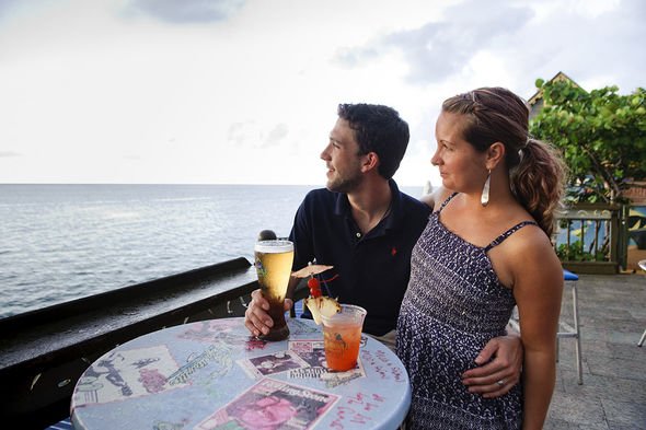 Couple en buvant un verre à Montego Bay