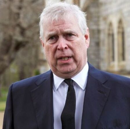 Le prince Andrew poursuivi par Virginia Giuffre pour abus sexuels dans un nouveau coup dur pour les relations publiques de la reine