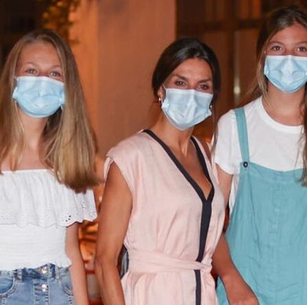 La belle robe de la reine Letizia se vend alors que le royal espagnol défie la canicule à Majorque