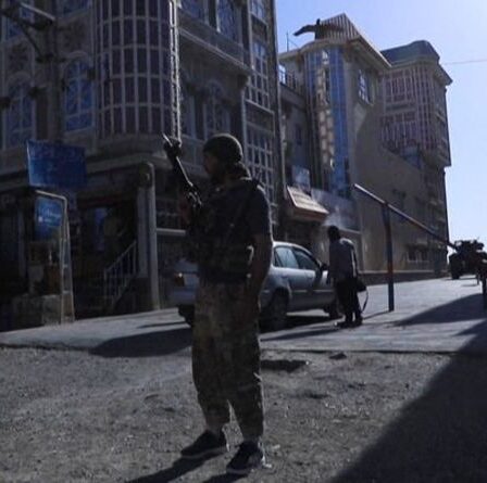 Des troupes envoyées pour évacuer les Britanniques alors que les talibans avancent sur Kaboul